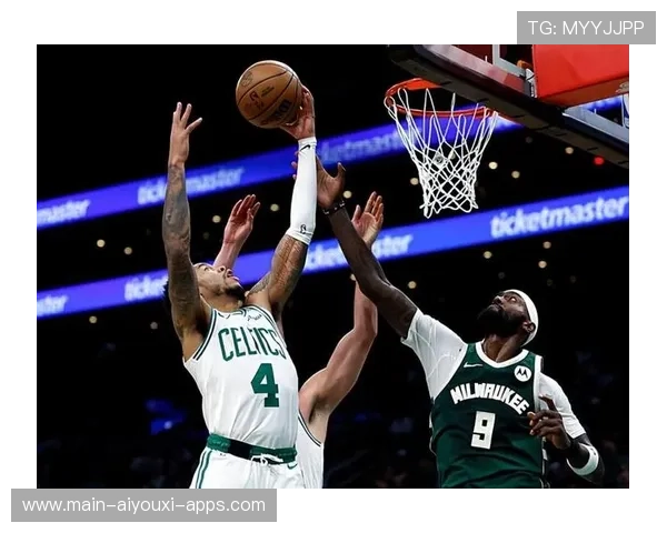 雄鹿抢下关键篮板，二次进攻补进